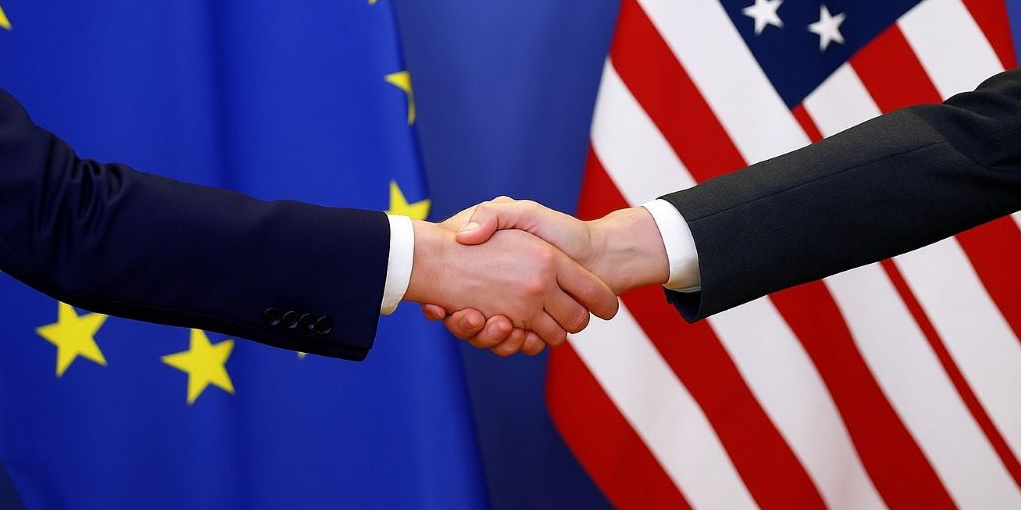 Copertina Accordo USA-UE: dazi, GNL, auto e armamenti nel nuovo patto commerciale tra Trump e Von der Leyen