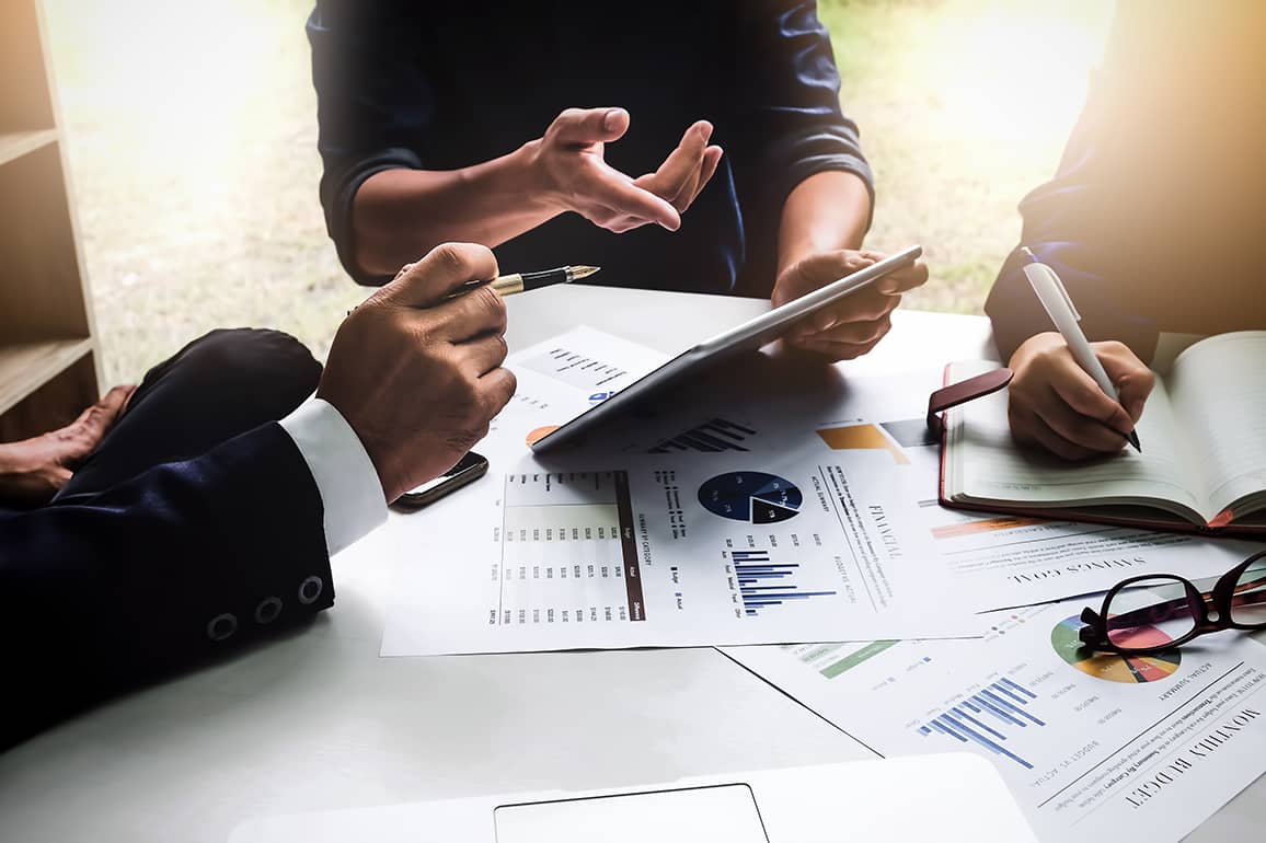 Rappresentazione visiva dell'articolo: "FAT FINGER" e "ALGORITMI", come comprendere la finanza partendo da alcuni semplici fenomeni.